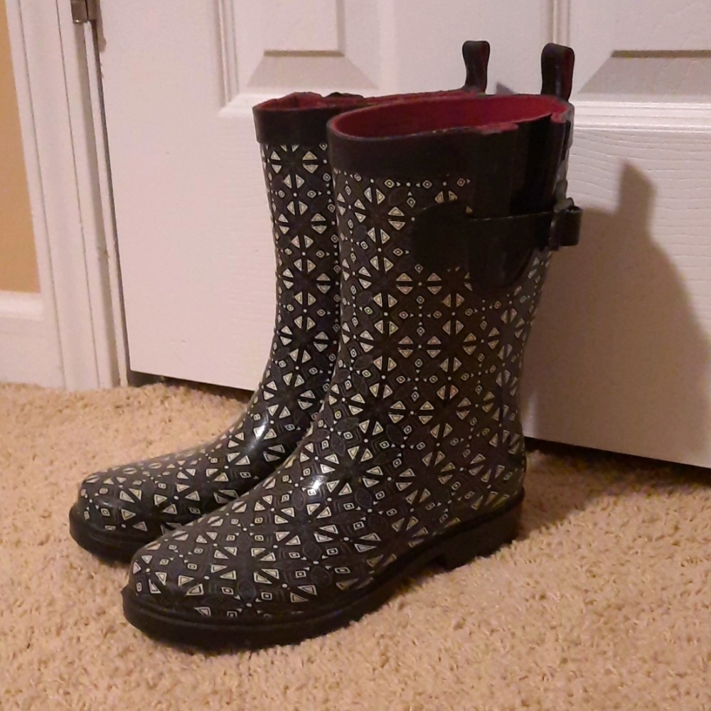 Cute black and white rain boots, size 7